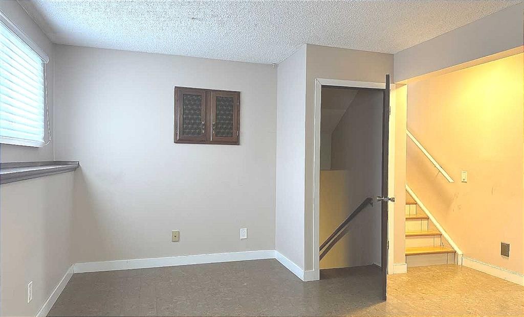 6111 26 Avenue Ne, Calgary, AB - Indoor Photo Showing Other Room