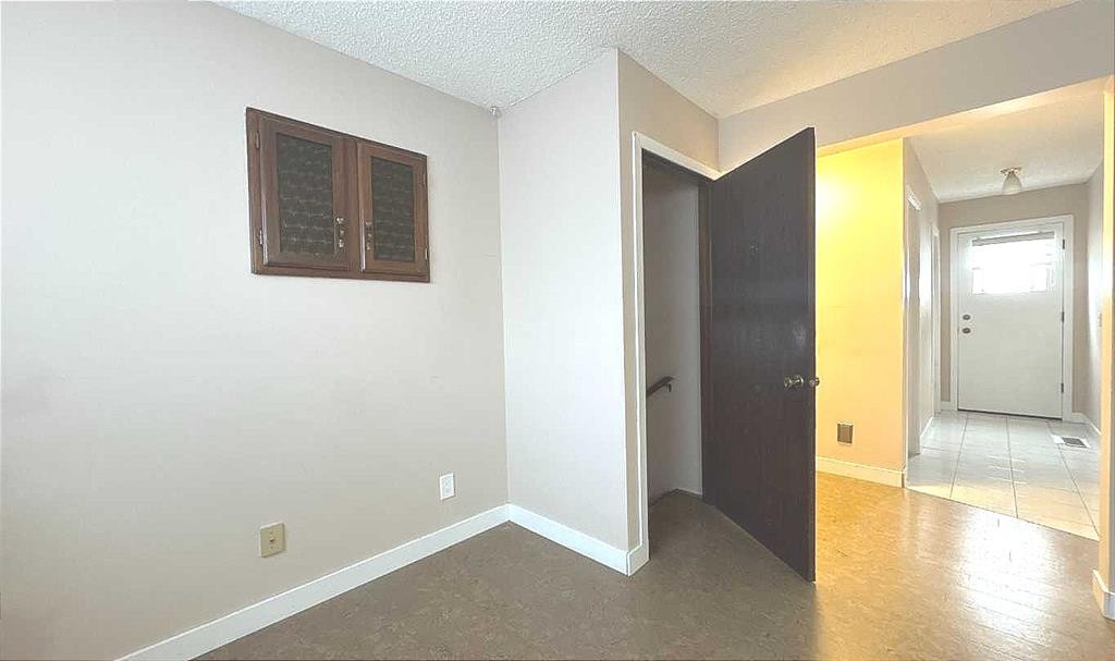 6111 26 Avenue Ne, Calgary, AB - Indoor Photo Showing Other Room