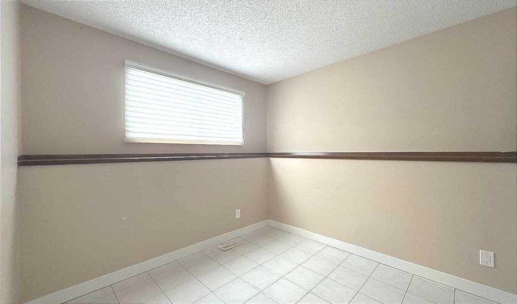 6111 26 Avenue Ne, Calgary, AB - Indoor Photo Showing Other Room