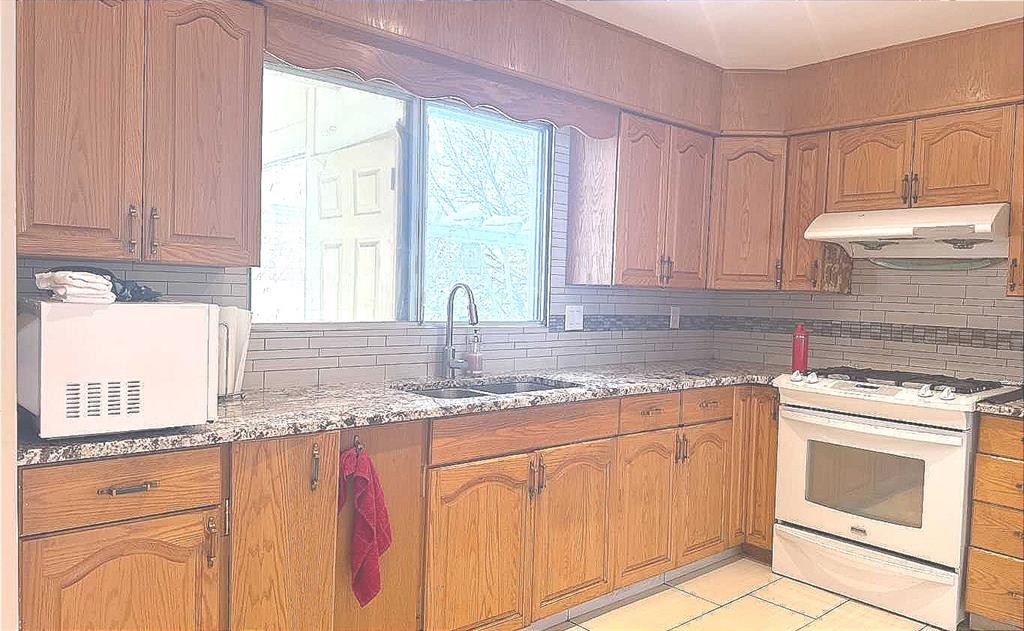 6111 26 Avenue Ne, Calgary, AB - Indoor Photo Showing Kitchen