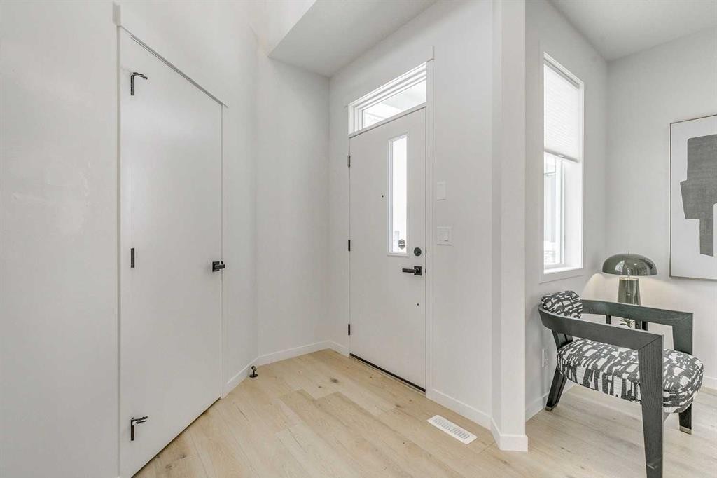 227 Lucas Common Nw, Calgary, AB - Indoor Photo Showing Other Room