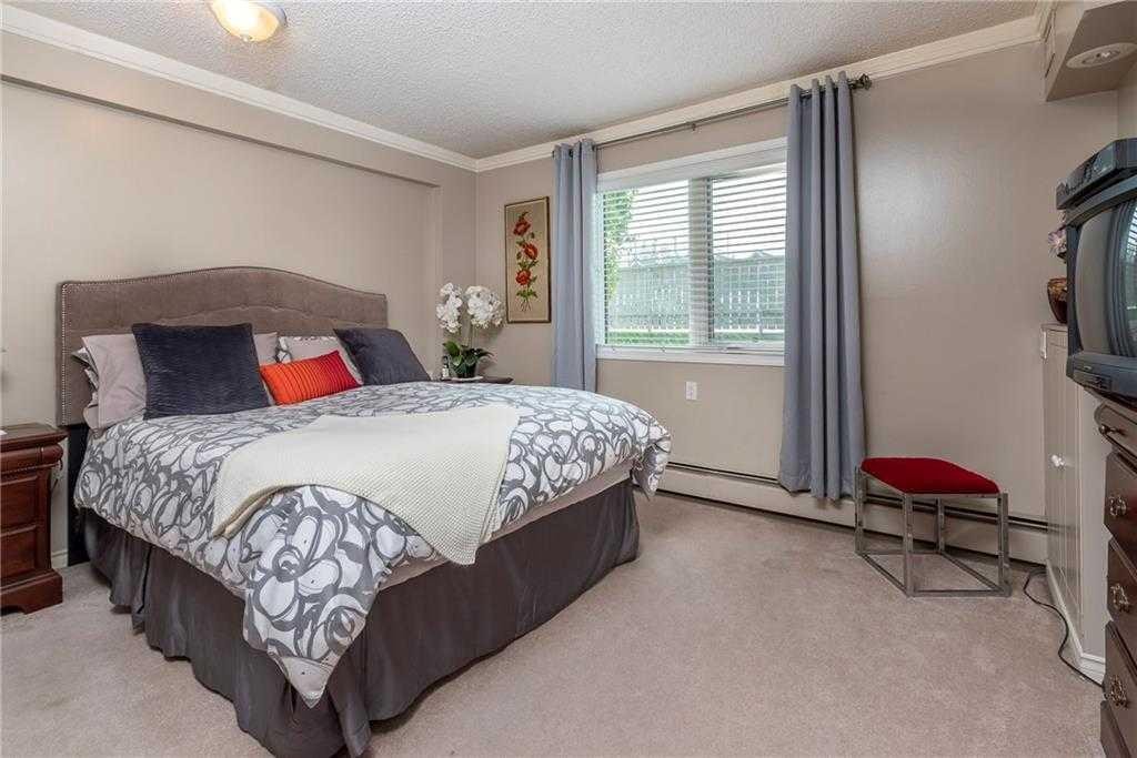 122-820 89 Avenue Sw, Calgary, AB - Indoor Photo Showing Bedroom