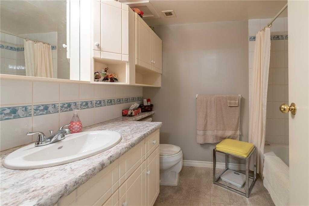 122-820 89 Avenue Sw, Calgary, AB - Indoor Photo Showing Bathroom