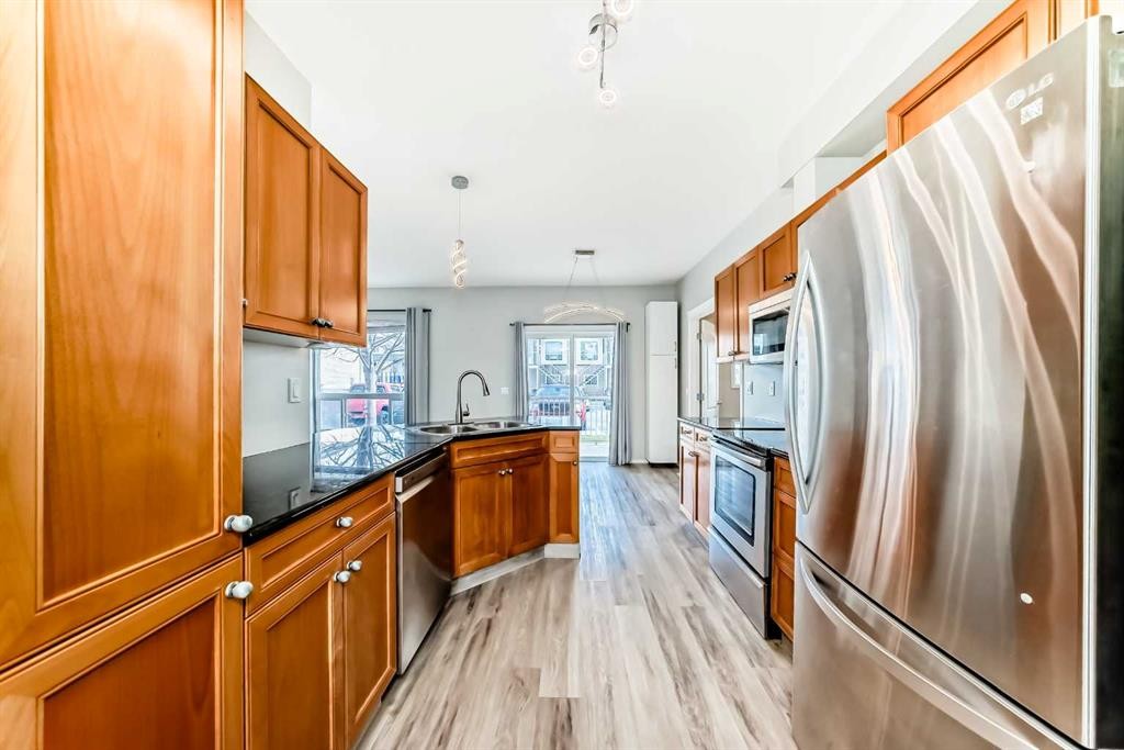 415 Sunrise Terrace Ne, High River, AB - Indoor Photo Showing Kitchen With Double Sink