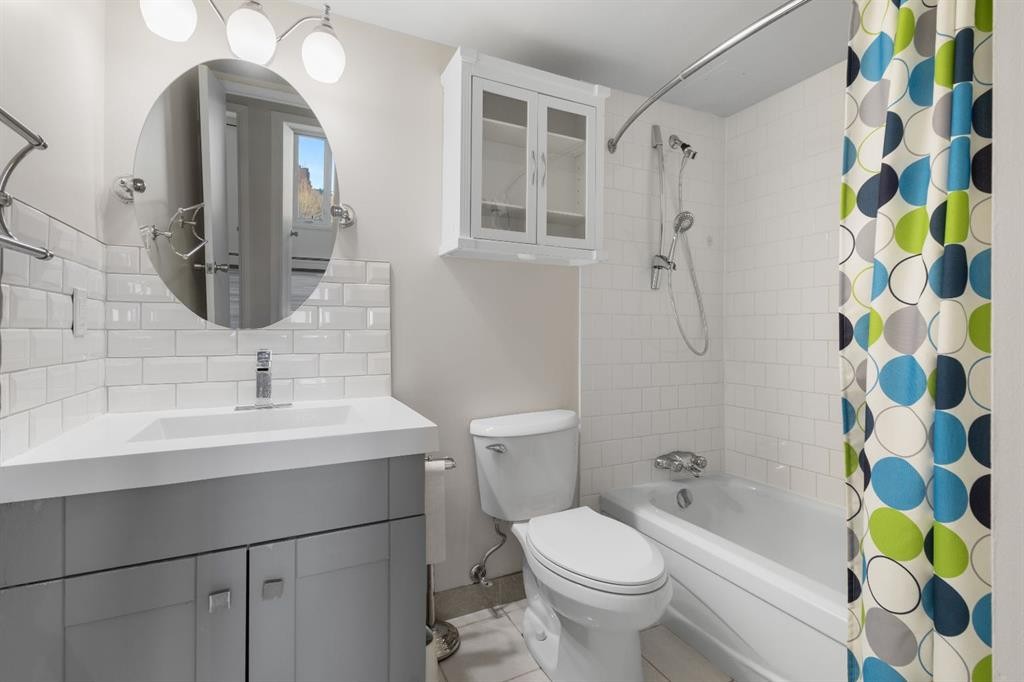 704-4944 Dalton Drive Nw, Calgary, AB - Indoor Photo Showing Bathroom