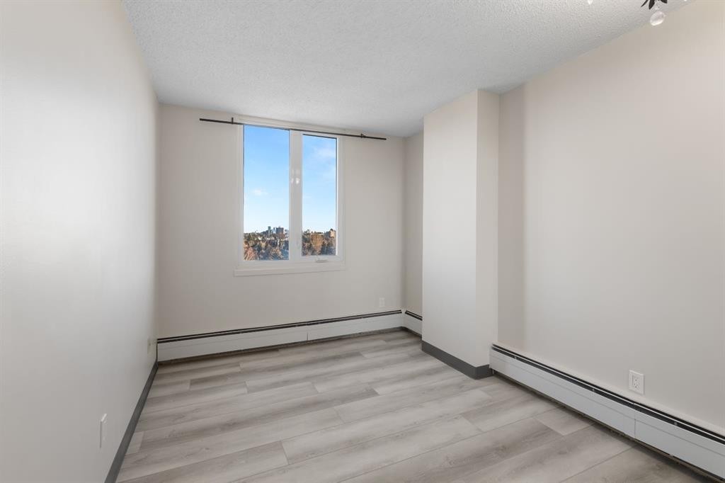 704-4944 Dalton Drive Nw, Calgary, AB - Indoor Photo Showing Other Room
