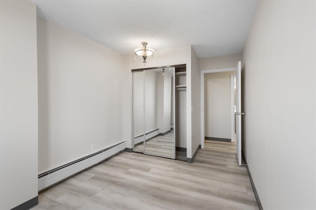 704-4944 Dalton Drive Nw, Calgary, AB - Indoor Photo Showing Other Room