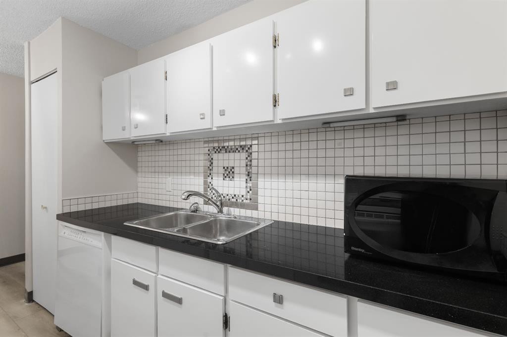 704-4944 Dalton Drive Nw, Calgary, AB - Indoor Photo Showing Kitchen With Double Sink