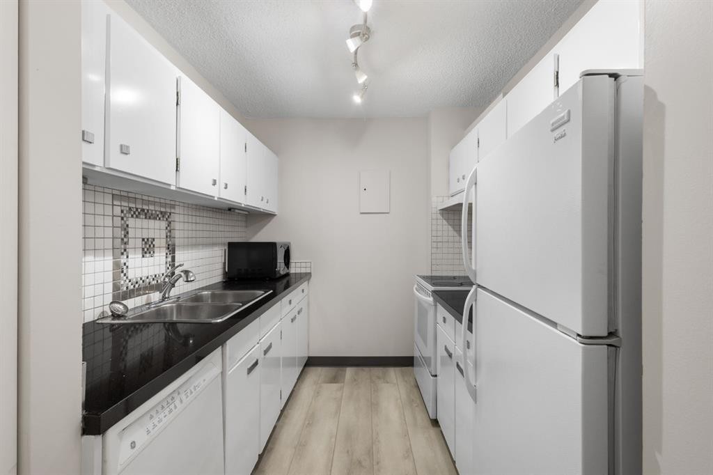704-4944 Dalton Drive Nw, Calgary, AB - Indoor Photo Showing Kitchen With Double Sink