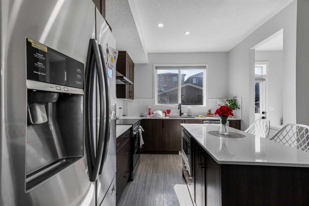 15 Edith Passage Nw, Calgary, AB - Indoor Photo Showing Kitchen With Upgraded Kitchen