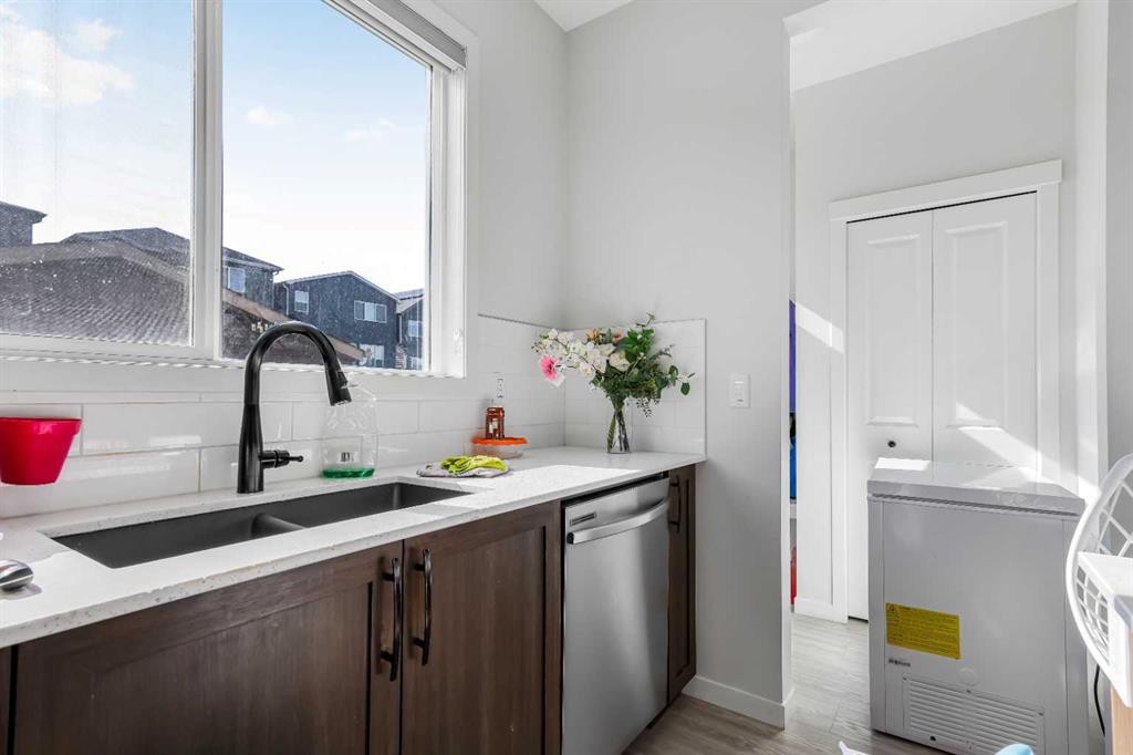 15 Edith Passage Nw, Calgary, AB - Indoor Photo Showing Kitchen With Double Sink