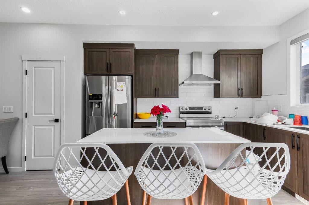 15 Edith Passage Nw, Calgary, AB - Indoor Photo Showing Other Room