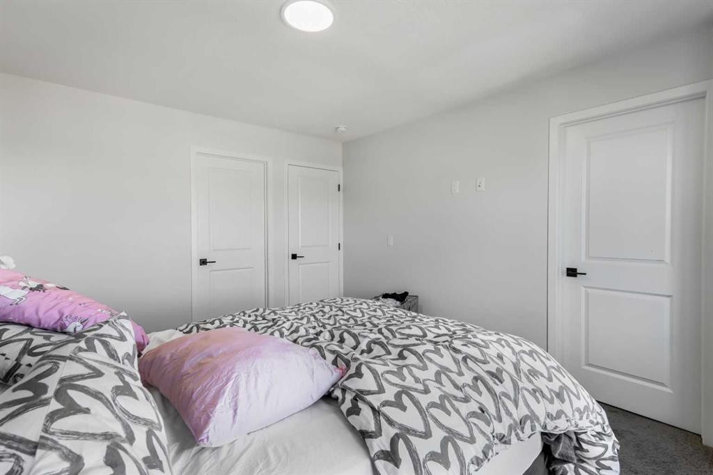 15 Edith Passage Nw, Calgary, AB - Indoor Photo Showing Bedroom