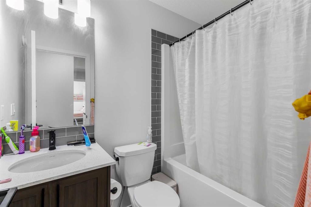 15 Edith Passage Nw, Calgary, AB - Indoor Photo Showing Bathroom