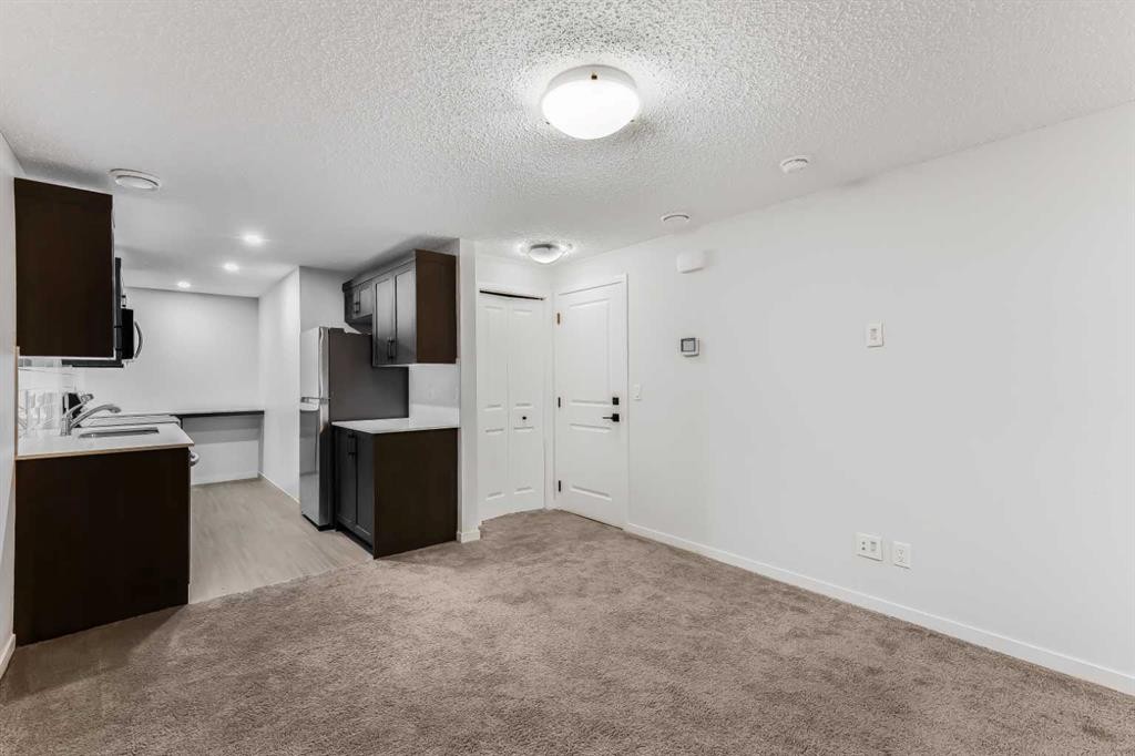 15 Edith Passage Nw, Calgary, AB - Indoor Photo Showing Kitchen