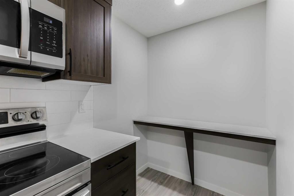 15 Edith Passage Nw, Calgary, AB - Indoor Photo Showing Kitchen