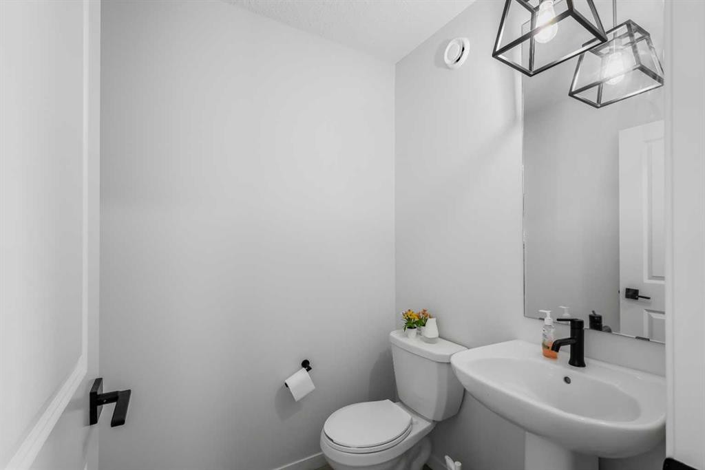 15 Edith Passage Nw, Calgary, AB - Indoor Photo Showing Bathroom