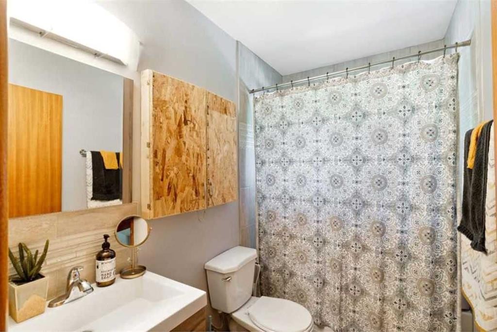 479 Northmount Drive Nw, Calgary, AB - Indoor Photo Showing Bathroom