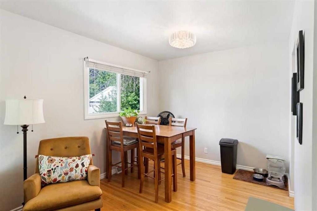 479 Northmount Drive Nw, Calgary, AB - Indoor Photo Showing Dining Room