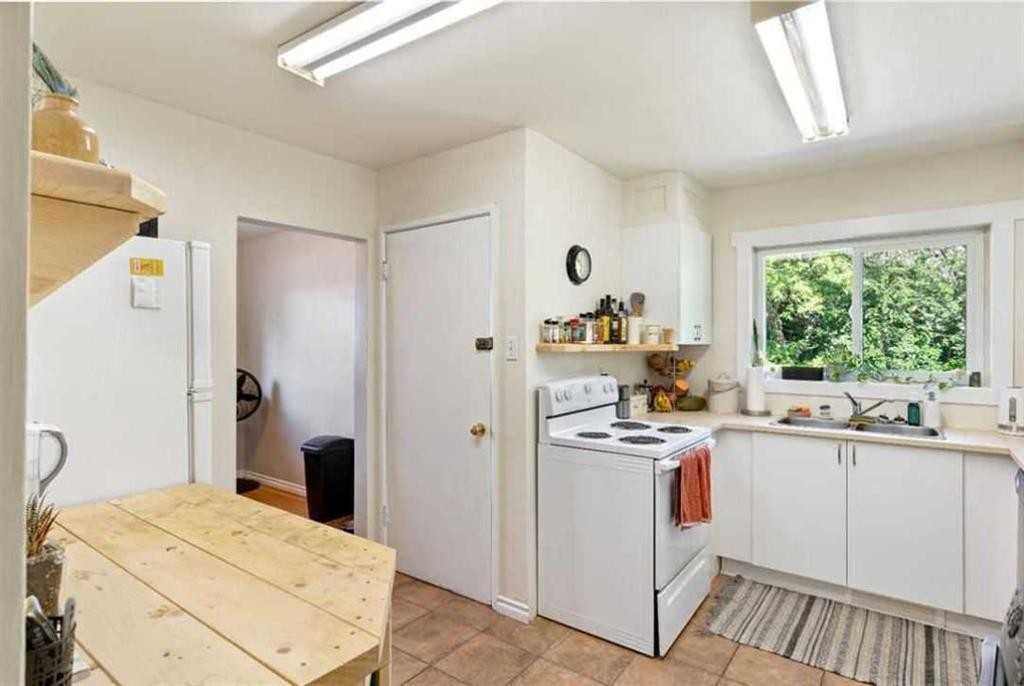 479 Northmount Drive Nw, Calgary, AB - Indoor Photo Showing Kitchen With Double Sink
