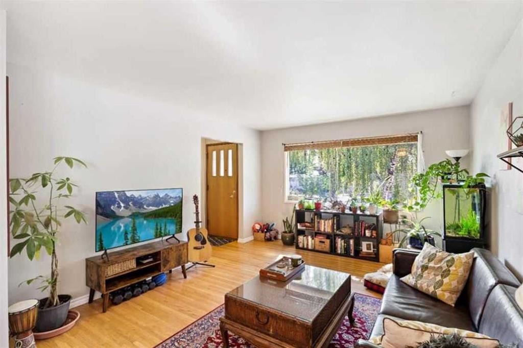 479 Northmount Drive Nw, Calgary, AB - Indoor Photo Showing Living Room