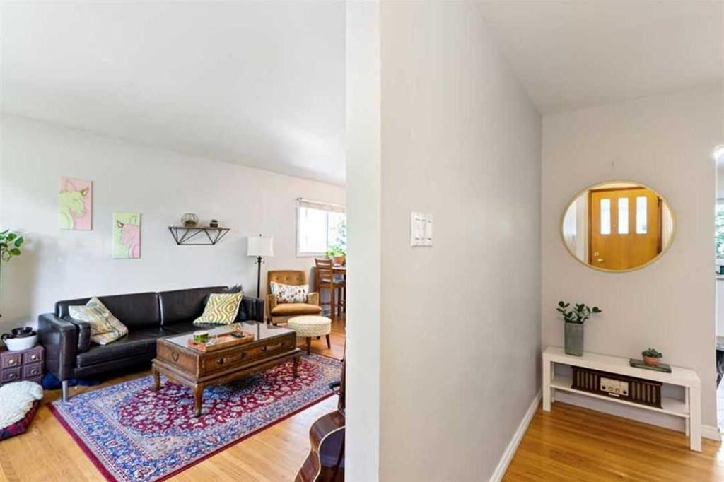 479 Northmount Drive Nw, Calgary, AB - Indoor Photo Showing Living Room