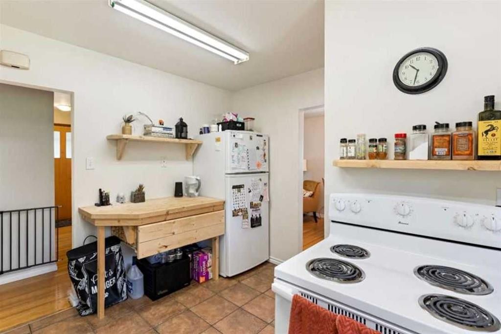 479 Northmount Drive Nw, Calgary, AB - Indoor Photo Showing Kitchen