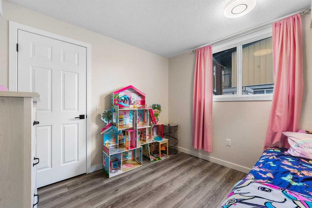 615 Sabrina Road Sw, Calgary, AB - Indoor Photo Showing Bedroom