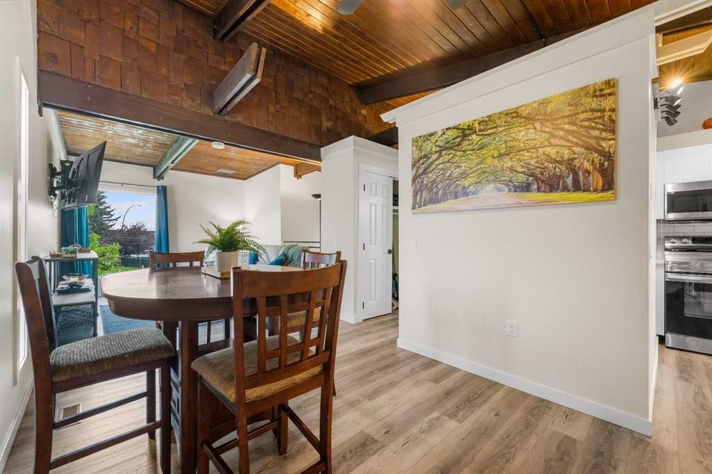 615 Sabrina Road Sw, Calgary, AB - Indoor Photo Showing Dining Room