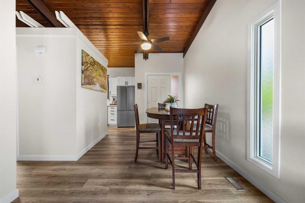 615 Sabrina Road Sw, Calgary, AB - Indoor Photo Showing Dining Room
