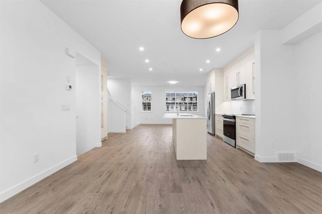 277 Dawson Way, Chestermere, AB - Indoor Photo Showing Kitchen