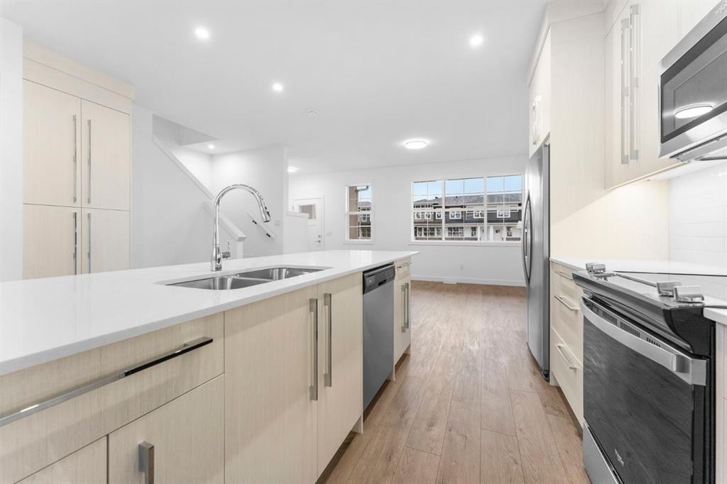 277 Dawson Way, Chestermere, AB - Indoor Photo Showing Kitchen With Double Sink With Upgraded Kitchen