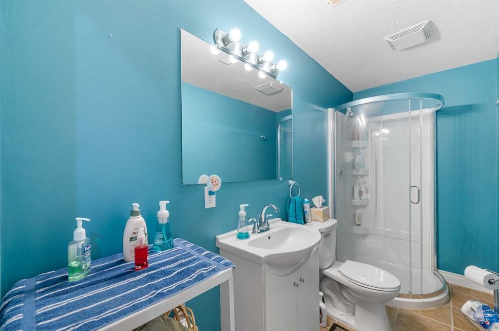 541 Highwood Drive, Longview, AB - Indoor Photo Showing Bathroom