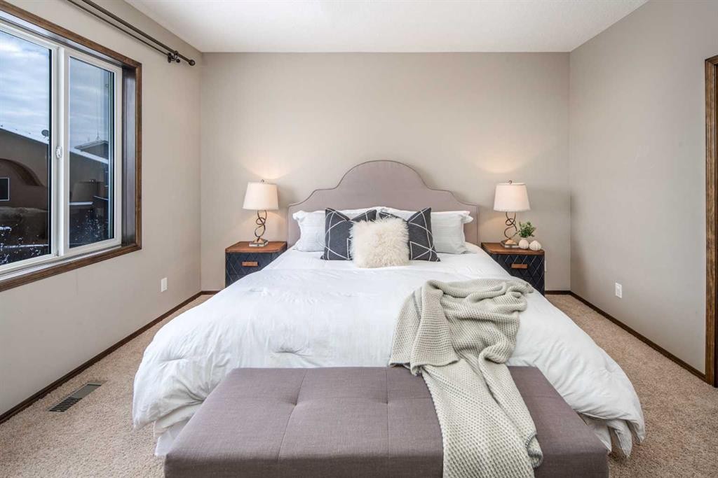 164 Everbrook Drive Sw, Calgary, AB - Indoor Photo Showing Bedroom