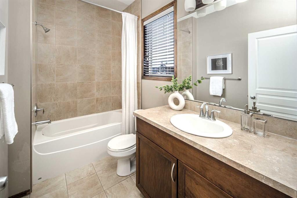 164 Everbrook Drive Sw, Calgary, AB - Indoor Photo Showing Bathroom