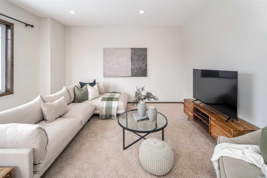 164 Everbrook Drive Sw, Calgary, AB - Indoor Photo Showing Living Room