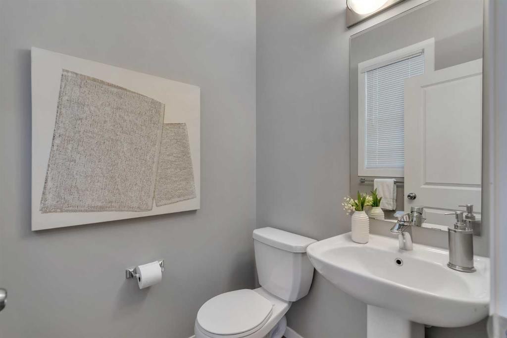 34 New Brighton Point Se, Calgary, AB - Indoor Photo Showing Bathroom