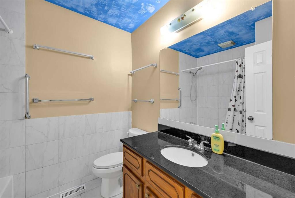 12 Whitaker Close Ne, Calgary, AB - Indoor Photo Showing Bathroom