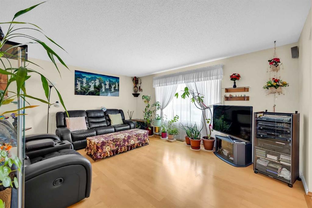 12 Whitaker Close Ne, Calgary, AB - Indoor Photo Showing Living Room
