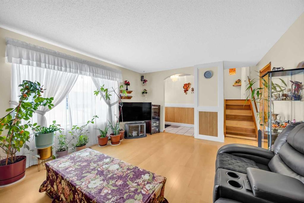 12 Whitaker Close Ne, Calgary, AB - Indoor Photo Showing Living Room