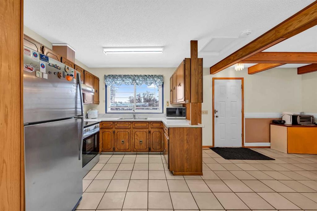 12 Whitaker Close Ne, Calgary, AB - Indoor Photo Showing Kitchen