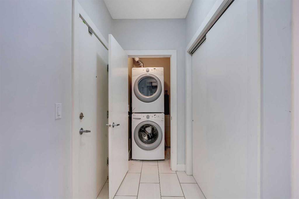 105-320 12 Avenue Ne, Calgary, AB - Indoor Photo Showing Laundry Room