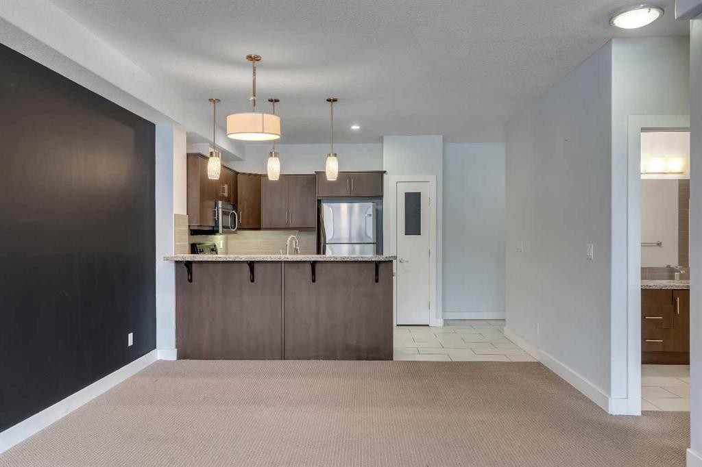 105-320 12 Avenue Ne, Calgary, AB - Indoor Photo Showing Kitchen