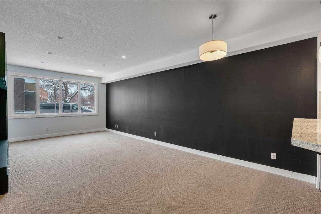 105-320 12 Avenue Ne, Calgary, AB - Indoor Photo Showing Other Room