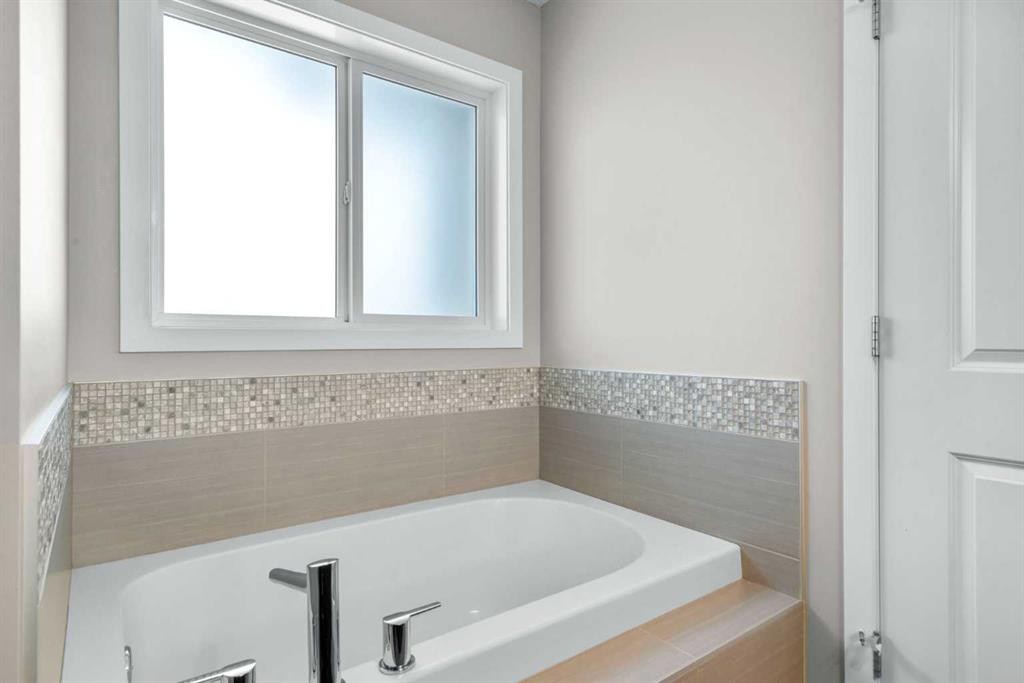 236 Walden Heights Se, Calgary, AB - Indoor Photo Showing Bathroom
