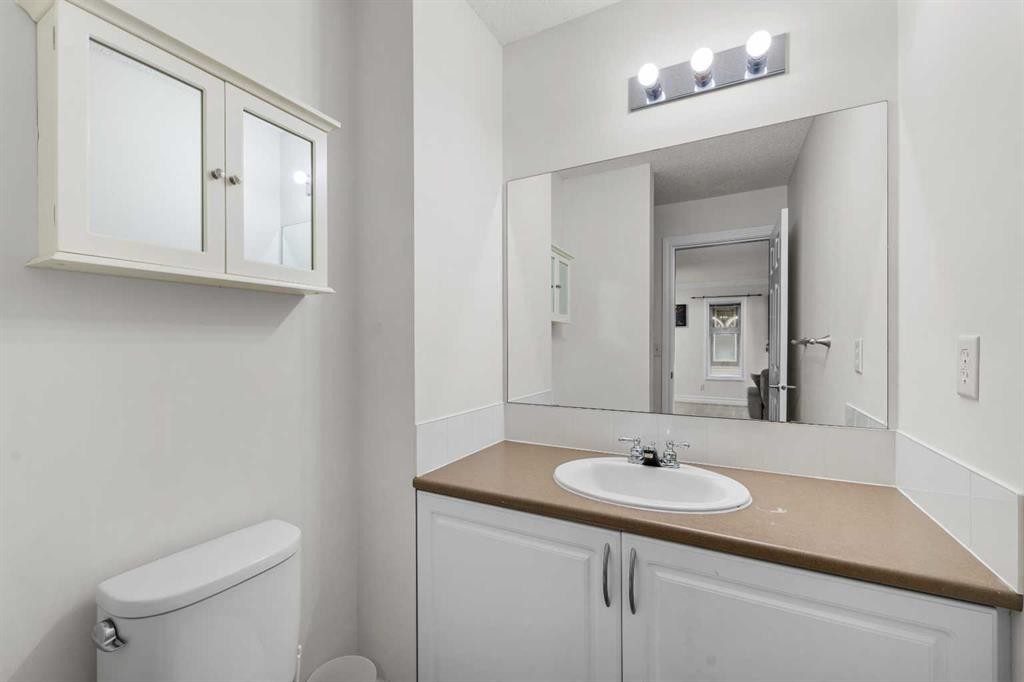 27 Cedarwood Lane Sw, Calgary, AB - Indoor Photo Showing Bathroom