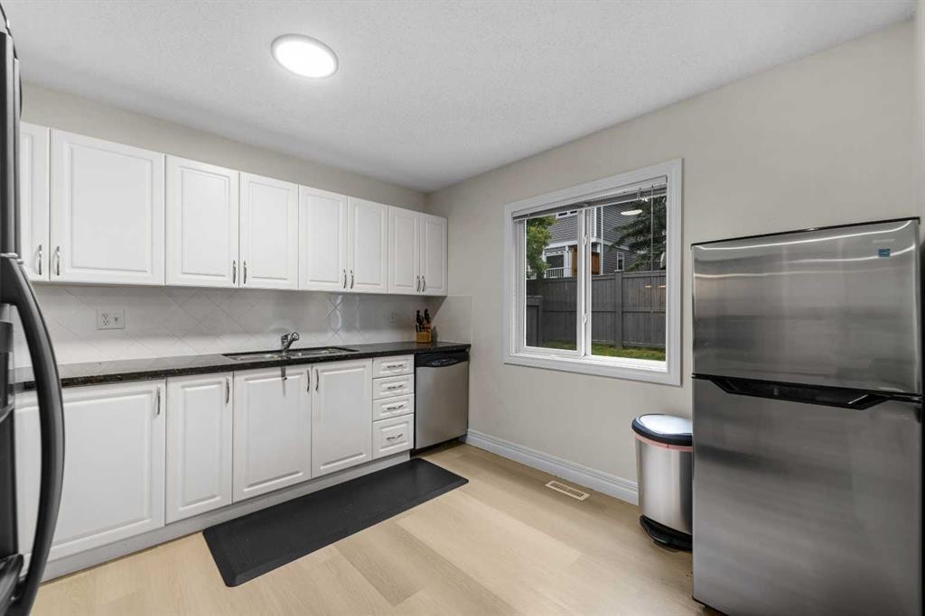 27 Cedarwood Lane Sw, Calgary, AB - Indoor Photo Showing Kitchen