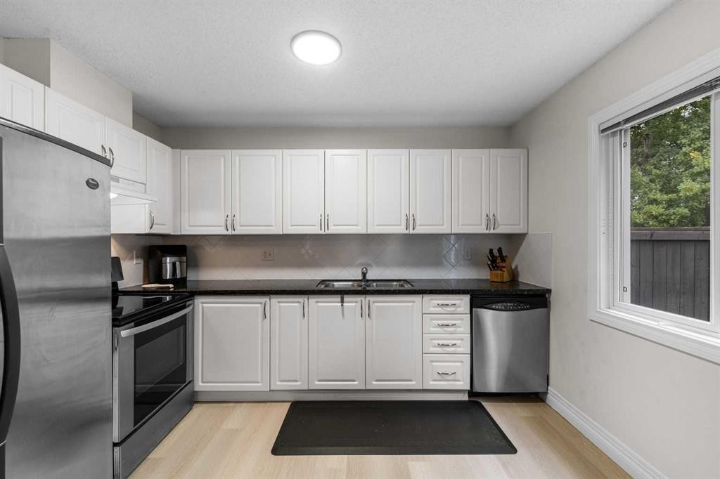 27 Cedarwood Lane Sw, Calgary, AB - Indoor Photo Showing Kitchen With Double Sink