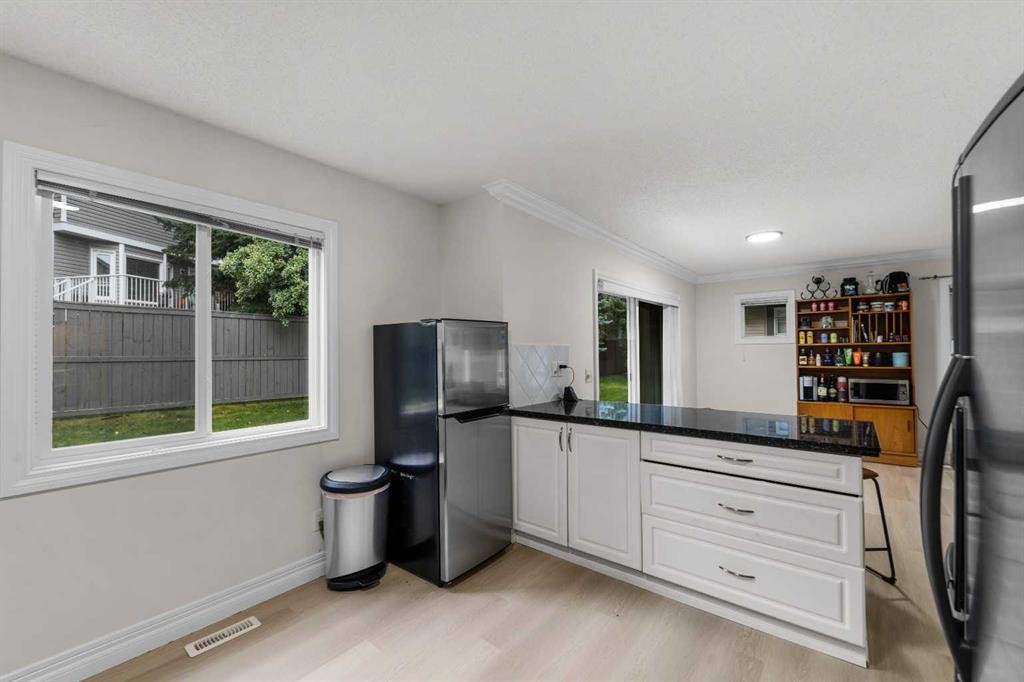27 Cedarwood Lane Sw, Calgary, AB - Indoor Photo Showing Kitchen