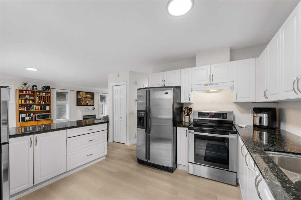 27 Cedarwood Lane Sw, Calgary, AB - Indoor Photo Showing Kitchen